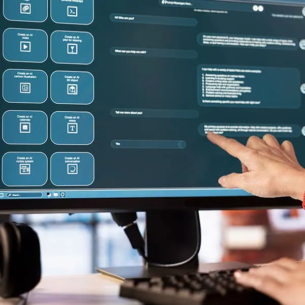 Persona usando una pantalla con módulos de la plataforma: soporte rápido y soluciones reales